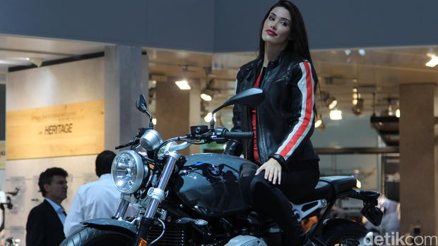 Model berpose dengan BMW R Nine T