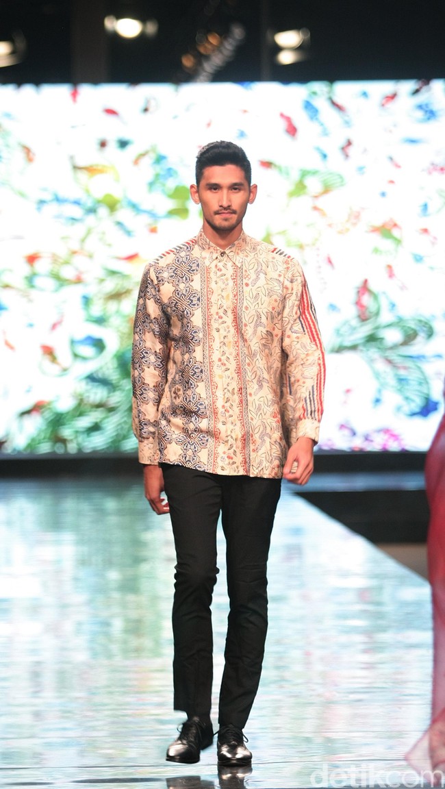 Koleksi Alleira dengan Eksplorasi Batik Jawa, yang mengusung tema Yavadvipa yang bertempat di Ballroom Dharmawangsa Hotel. Jakarta. [Foto: Mohammad Abduh/Wolipop]