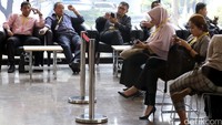 Agun menunggu pemeriksaan dimulai.