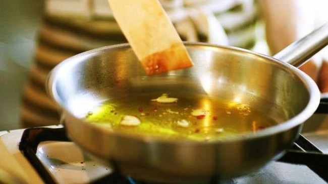 Jangan Asal Buang, Ini 5 Cara Tepat untuk Membuang Sisa Minyak Saat Memasak