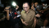 Irman diperiksa selama delapan jam sebagai tersangka.