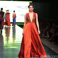 Koleksi Alleira dengan Eksplorasi Batik Jawa, yang mengusung tema Yavadvipa yang bertempat di Ballroom Dharmawangsa Hotel. Jakarta. [Foto: Mohammad Abduh/Wolipop]