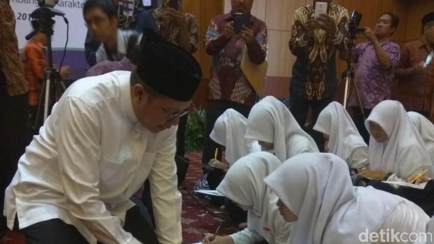 Menag Lukman Pimpin Ribuan Santri Se-Indonesia Menulis Mushaf