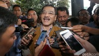 Gamawan tidak banyak memberikan keterangan. Ia mengaku pemeriksaan ini adalah yang pertama kali dilakukan kepadanya.