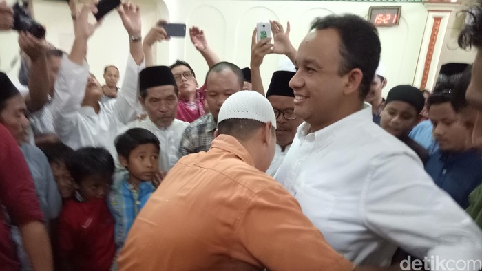 Ikatkan Sarung ke Anies, Warga Petamburan: Ini Simbol Pro Rakyat