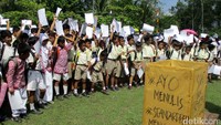 Acara bertajuk Menulis Surat untuk Presiden RI juga bertujuan untuk melatih agar siswa sekolah dasar terbiasa dengan kegiatan tulis menulis.