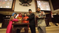Pimpinan Sidang Paripurna Luar Biasa, menyerahkan palu pimpinan kepada Ketua DPD RI Mohammad Saleh.