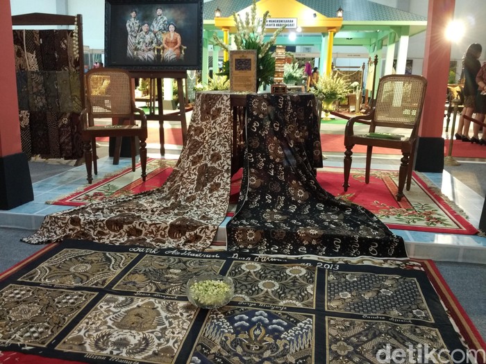 Naskah Kuno Puro Pakualaman Yogya dalam motif batik motif Sari Makara Ureng/kiri atas (Foto: Sukma Indah Permana/detikcom)