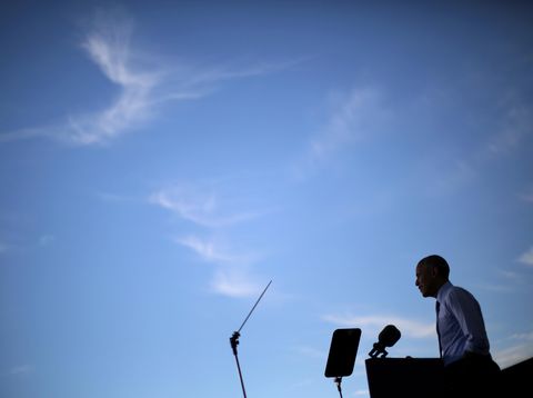 Obama saat berpidato dengan bantuan teleprompter di depannya.