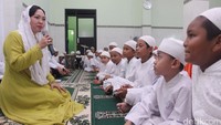 Istri Wakil Gubernur DKI Jakarta Happy Farida Djarot memberikan sambutan saat acara silahturahmi di Yayasan Nurul Hikmah Halim di Jakarta, Rabu (12/10/2016).