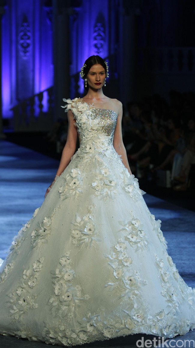 Koleksi terbaru dari brand Sebastian Red & Sebastian Sposa, dengan mengusung tema ARISTOCRAT bertempat di Ballroom The Ritz-Carlton Pasific Place. Jakarta. [Foto Mohammad Abduh/Wolipop]