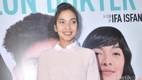 Tampil dengan oversize sweater berwarna pink dan jeans serta sepatu pink, ia terlihat manis. Pool/Noel/detikFoto.