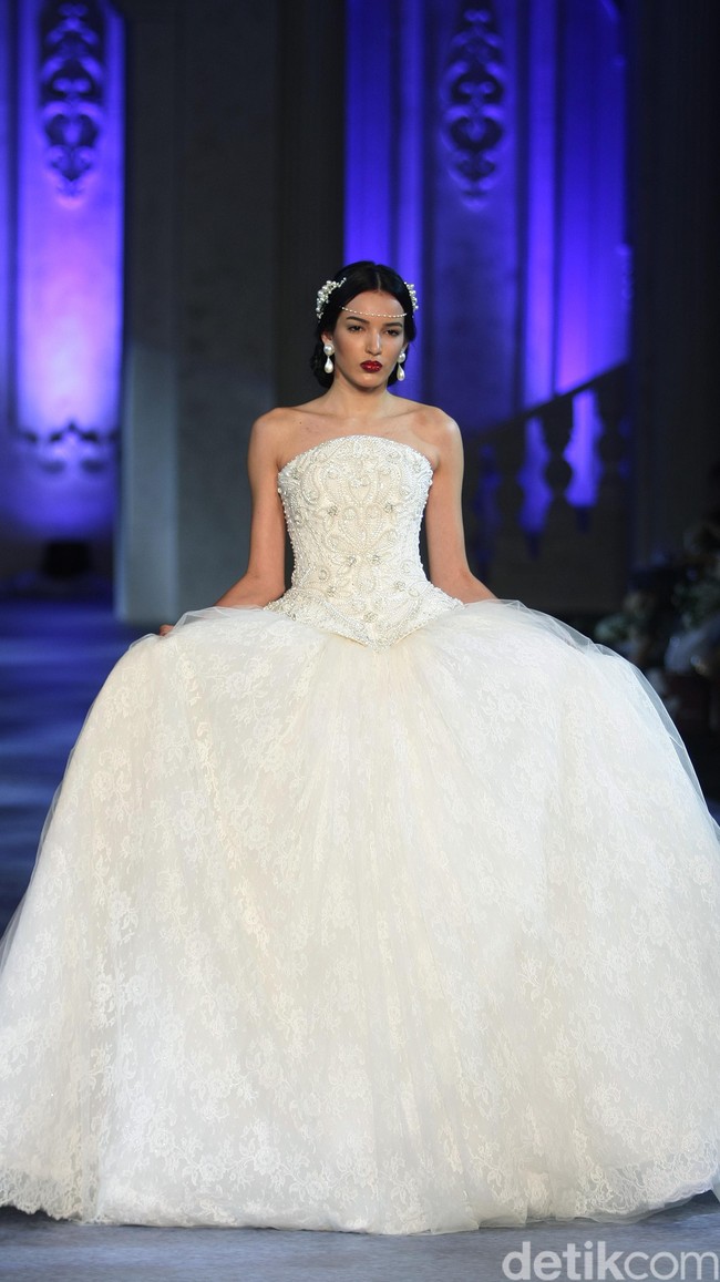 Koleksi terbaru dari brand Sebastian Red & Sebastian Sposa, dengan mengusung tema ARISTOCRAT bertempat di Ballroom The Ritz-Carlton Pasific Place. Jakarta. [Foto Mohammad Abduh/Wolipop]