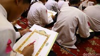 Pencanangan mushaf Alquran ini diikuti oleh ribuan santri dari seluruh Indonesia.