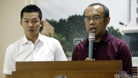 Deputi IV Bidang Peningkatan Prestasi Kementerian Pemuda dan Olahraga Gatot S Dewa Broto (kanan) menyampaikan hasil evaluasi PON XIX/2016 di gedung Kemenpora, Jakarta, Rabu (12/10/2016).