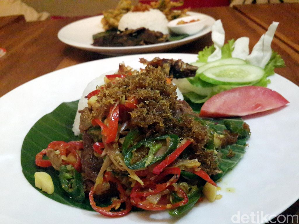 Warung D'Pitiq: Wah, Sedapnya Bebek Goreng Bumbu Kecombrang dan Rawit yang Wangi Pedas!