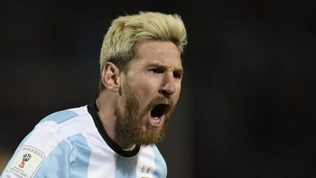 Meski tak punya akun resmi Twitter, rupanya Messi tetap diperbincangkan di lini masa media sosial berlogo burung ini. Foto: AFP PHOTO / JUAN MABROMATA