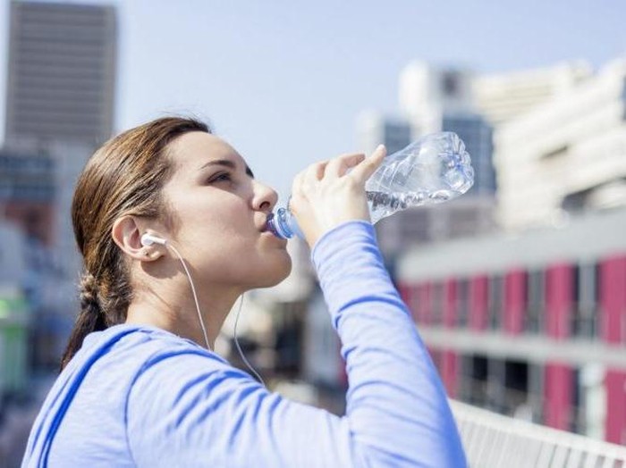 Memilih air minum yang baik memang gampang-gampang susah. Foto: Thinkstock Memilih air minum yang baik memang gampang-gampang susah. Foto: Thinkstock