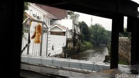 Saat hujan turun, kali tersebut kerap meluap dan menyebabkan banjir di kawasan Kemang.
