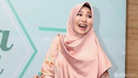 Mereka tampak asik makan saat diminta oleh sang bunda untuk berpose di depan kamera. Pool/Ismail/detikFoto.