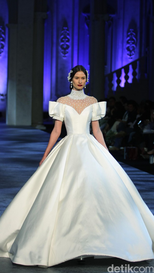 Koleksi terbaru dari brand Sebastian Red & Sebastian Sposa, dengan mengusung tema ARISTOCRAT bertempat di Ballroom The Ritz-Carlton Pasific Place. Jakarta. [Foto Mohammad Abduh/Wolipop]