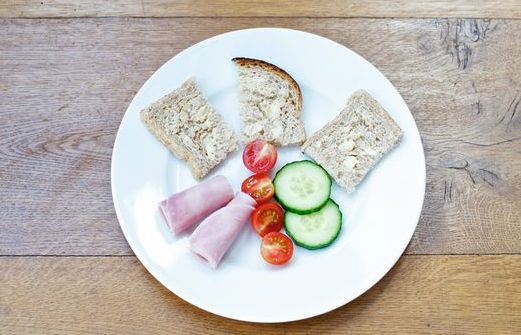 Agar Tak Berlebihan Berikan Makanan pada Anak, Lakukan Hal Praktis Ini