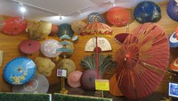 Di tempat ini, ada juga semacam museum mini tentang payung Desa Borsang. Rupanya payung ini mendapat perhatian khusus Raja Thailand dan keluarganya (Fitraya/detikTravel)