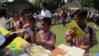 Ratusan siswa dari SDN Kepek, SDN Serang, SDN Klegen, SDN Clereng, SDN Widoro, SD Muhammadiyah Girinyono, SDN Kedungrejo, SDN Gunung Dani dan SD Blubuk mengikuti acara yang digelar PT Standardpen Industries bersama Pewarta Foto Indonesia (PFI) Yogyakarta.