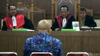 I Putu Sudiartana menjawab pertanyaan majelis hakim.