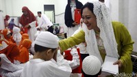 Happy Djarot juga memberikan santunan kepada puluhan anak yatim dalam rangka lebaran yatim.