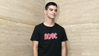 Bintang film Juara The Movie itu  tampak mengenakan kaus hitam, jeans dan sneakers putih. Pool/Ismail/detikFoto.