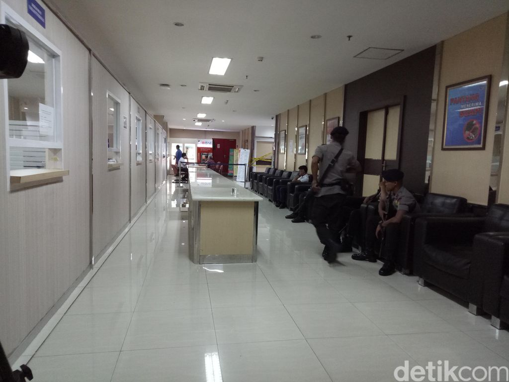 Kantor pelayanan Ditjen Laut Kemenhub masih disegel polisi. Kantor pelayanan Ditjen Udara dan Darat masih buka (Foto: Ahmad Ziaul Fitrahudin/detikcom)