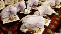Sejumlah santriwati nampak sangat teliti saat menulis mashaf Alquran.