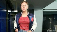 Sebelumnya ia digosipkan dekat dengan pria Indonesia yang tinggal di Jepang, namun Vicky mengatakan mereka hanya sebatas teman. Pool/Ismail/detikFoto.