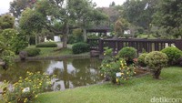 Di Taman Jepang, suasananya mirip-mirip seperti di Jepang sana. Ada bangunan kayu di pinggir kolam, yang isi kolamnya adalah ikan-ikan koi. Malah, pohon sakura juga ada di sana lho! (Afif/detikTravel)