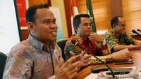 Anggota Bawaslu DKI Jakarta M.Jufri (kiri) hadir bersama Direktur Populi Center Usep Uhyar (tengah) dalam diskusi di Gedung PBNU tersebut.