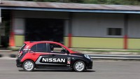 Para pemenang Nissan GT Academy 2016 mengikuti latihan praktek menggunakan March NISMO. Ist/Nissan.