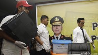 Polda Metro Jaya menetapkan 3 orang Pegawai Negeri Sipil (PNS) di Kementerian Perhubungan terkait dugaan korupsi pelayanan perkapalan dan kelautan.