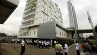 Sejulah petugas dari Pemkot Jaksel mengawasi jalan pembongkaran.