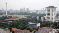 Taman kota dan mengelilingi Monas di sebelah kiri berhimpit dengan stasiun kereta Gambir, Gereja Immanuel dan gedung pemerintahan.