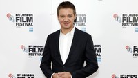 Jeremy tampil dengan setelan jas hitam dengan kemeja putih serta celana dan sepatu hitam. John Phillips/Getty Images for BFI/detikFoto.