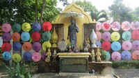 Payung hias ini dipelopori sekitar 100 tahun lalu, seorang bhiksu bernama Pre Khru In Tha. Dia mengajari warga Desa Borsang membuat payung hias (Fitraya/detikTravel)