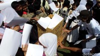 Berbagai permintaan dan harapan ditulis para siswa sekolah dasar. Tulisan tangan ini akan dikirimkan kepada Presiden Jokowi.