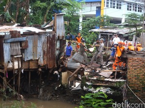 Normalisasi Kali Krukut, Satpol PP Bongkar 4 Rumah di Petogogan