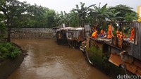 Bangunan liar tersebut membuat lebar kali menjadi tidak ideal hingga menyebabkan banjir yang kerap terjadi di Wilayah Jakarta Selatan.