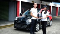 Brand Ambassador Nissan GT Academy 2016 Diandra Gautama (kanan) ikut menjadi mentor bagi finalis untuk keterampilan mengemudi di sirkuit. Ist/Nissan.