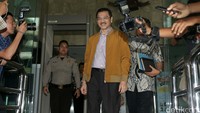 Gamawan diperiksa sebagai saksi atas tersangka mantan Dirjen Dukcapil Kemendagri, Irman.