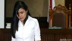 Bacakan Pledoi, Jessica Teteskan Air Mata