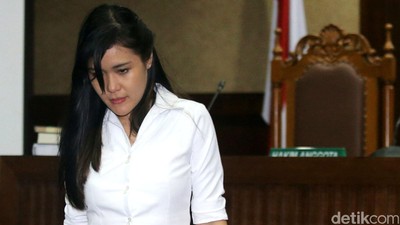 Bacakan Pledoi, Jessica Teteskan Air Mata