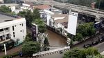 Penampakan Kali Krukut yang Sebabkan Banjir di Kemang